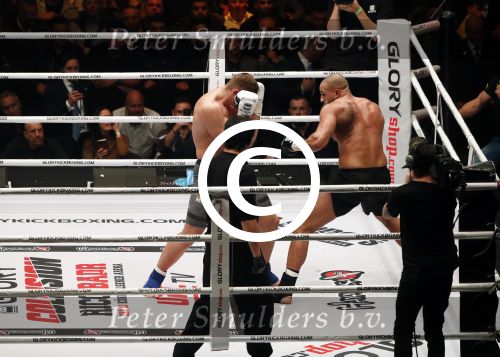 Oberhausen 10 december 2016
Rico Verhoeven wint zijn gevecht met Badr Hari tijdens de GLORY COLLISION in Oberhausen.