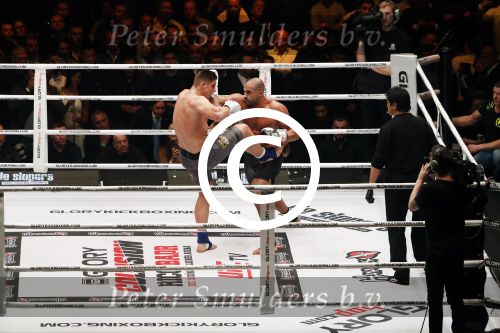 Oberhausen 10 december 2016
Rico Verhoeven wint zijn gevecht met Badr Hari tijdens de GLORY COLLISION in Oberhausen.