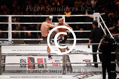Oberhausen 10 december 2016
Rico Verhoeven wint zijn gevecht met Badr Hari tijdens de GLORY COLLISION in Oberhausen.