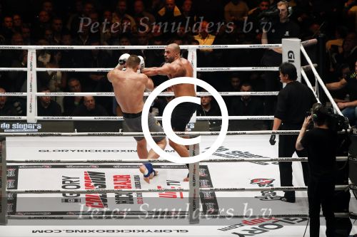 Oberhausen 10 december 2016
Rico Verhoeven wint zijn gevecht met Badr Hari tijdens de GLORY COLLISION in Oberhausen.