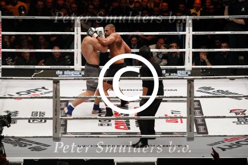 Oberhausen 10 december 2016
Rico Verhoeven wint zijn gevecht met Badr Hari tijdens de GLORY COLLISION in Oberhausen.
