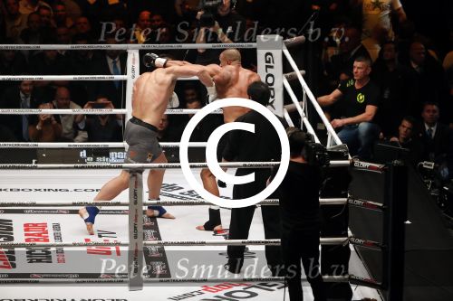 Oberhausen 10 december 2016
Rico Verhoeven wint zijn gevecht met Badr Hari tijdens de GLORY COLLISION in Oberhausen.