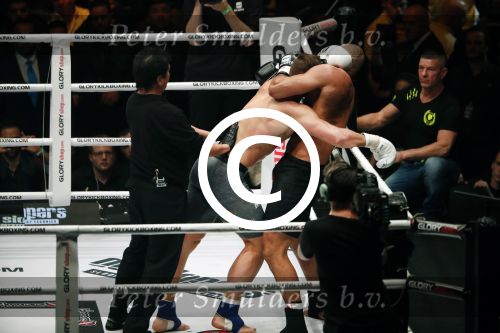 Oberhausen 10 december 2016
Rico Verhoeven wint zijn gevecht met Badr Hari tijdens de GLORY COLLISION in Oberhausen.