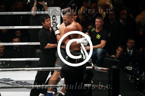 Oberhausen 10 december 2016
Rico Verhoeven wint zijn gevecht met Badr Hari tijdens de GLORY COLLISION in Oberhausen.
