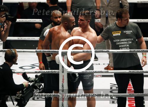 Oberhausen 10 december 2016
Rico Verhoeven wint zijn gevecht met Badr Hari tijdens de GLORY COLLISION in Oberhausen.