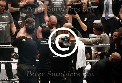 Oberhausen 10 december 2016
Rico Verhoeven wint zijn gevecht met Badr Hari tijdens de GLORY COLLISION in Oberhausen.