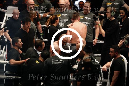 Oberhausen 10 december 2016
Rico Verhoeven wint zijn gevecht met Badr Hari tijdens de GLORY COLLISION in Oberhausen.