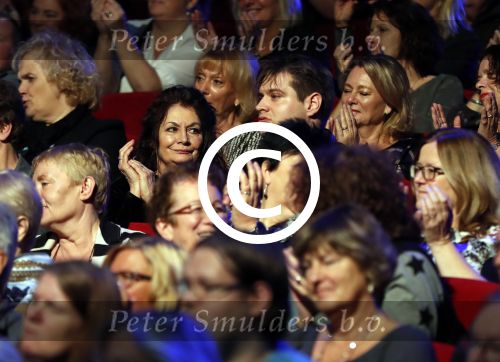 Amsterdam 20 november 2016
Rob de Nijs krijgt de radio5 oeuvre award in theater Amsterdam . Zijn vrouw Henriette en zoons Robert en Yoshi zijn ook aanwezig alsmede zijn ex vrouw Belinda meuldijk.