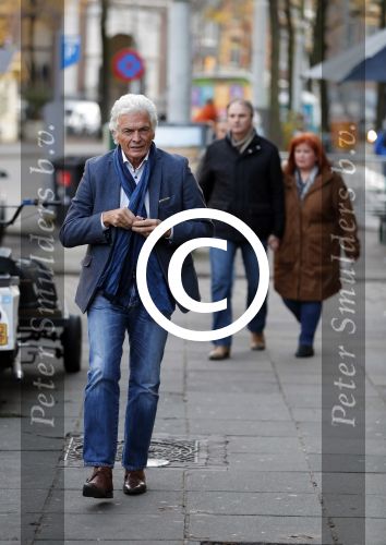 Amsterdam 25 november 2016
Ben Cramer bellend op straat