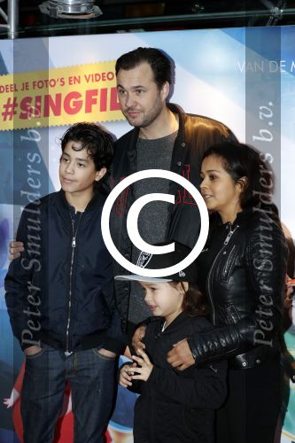 Amsterdam 10 december 2016
Premiere Sing in pathe arena. Boris Titulaer met vrouw en kinderen