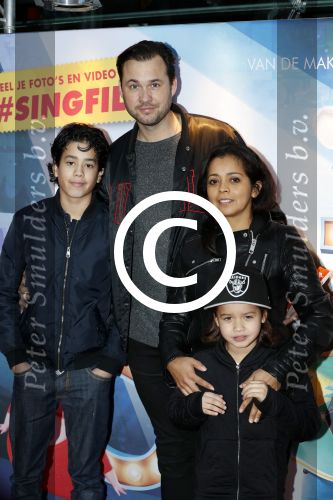 Amsterdam 10 december 2016
Premiere Sing in pathe arena. Boris Titulaer met vrouw en kinderen