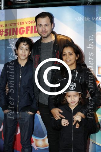 Amsterdam 10 december 2016
Premiere Sing in pathe arena. Boris Titulaer met vrouw en kinderen