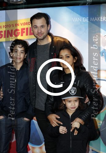 Amsterdam 10 december 2016
Premiere Sing in pathe arena. Boris Titulaer met vrouw en kinderen