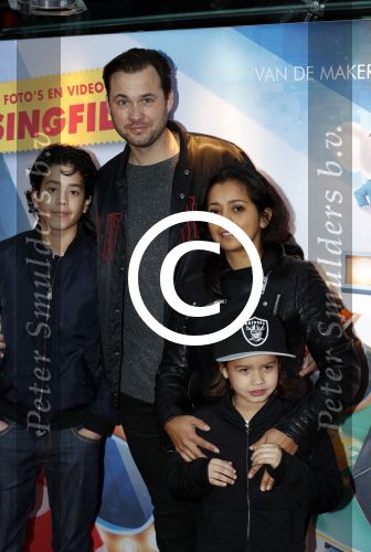 Amsterdam 10 december 2016
Premiere Sing in pathe arena. Boris Titulaer met vrouw en kinderen