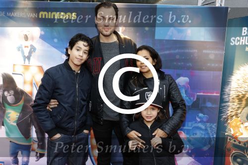 Amsterdam 10 december 2016
Premiere Sing in pathe arena. Boris Titulaer met vrouw en kinderen