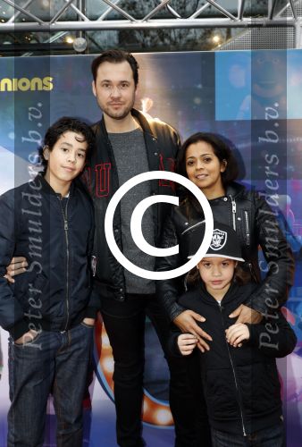 Amsterdam 10 december 2016
Premiere Sing in pathe arena. Boris Titulaer met vrouw en kinderen