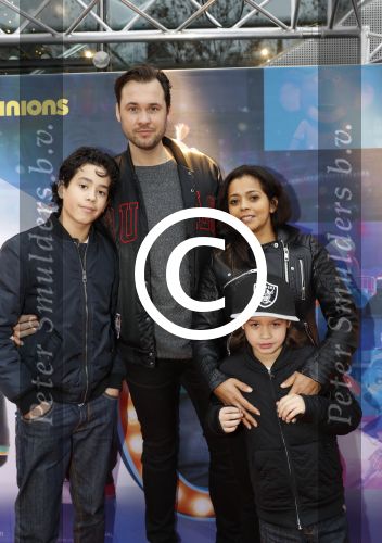 Amsterdam 10 december 2016
Premiere Sing in pathe arena. Boris Titulaer met vrouw en kinderen