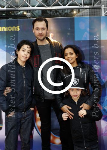 Amsterdam 10 december 2016
Premiere Sing in pathe arena. Boris Titulaer met vrouw en kinderen