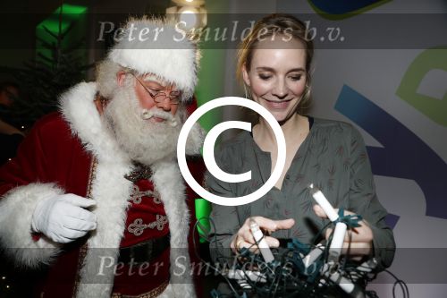 Amsterdam 7 december 2016
Sky radio Christmas tree event met oa Daphne en Emma Deckers Ronald de Boer Gers Pardoel Wilfred Genee Renate Verbaan en Bracha v Doesburgh. Fred v Leer en Manon Meijers zijn de jury. Marlayne Sahupala presenteert het geheel in het college hotel.