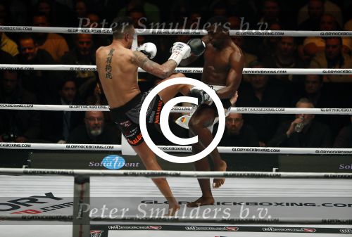 Oberhausen 10 december 2016
Nieky Holzen verliest zijn wereldtitel aan Cedric Doumbe uit Frankrijk tijdens de GLORY COLLISION in Oberhausen.