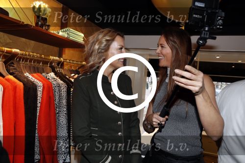 Amsterdam 17 december 2016 
Opening winkel Nynke Wynia door vriendin Micky Hoogendijk. Nynke met haar zus Christien Wynia