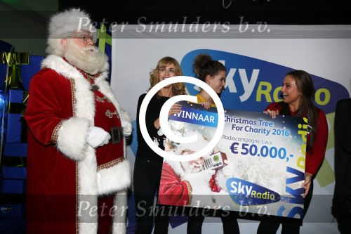 Amsterdam 7 december 2016
Sky radio Christmas tree event met oa Daphne en Emma Deckers Ronald de Boer Gers Pardoel Wilfred Genee Renate Verbaan en Bracha v Doesburgh. Fred v Leer en Manon Meijers zijn de jury. Marlayne Sahupala presenteert het geheel in het college hotel.