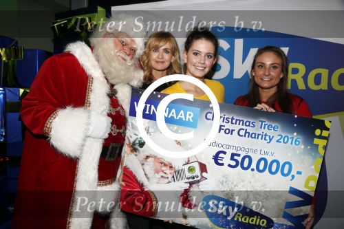Amsterdam 7 december 2016
Sky radio Christmas tree event met oa Daphne en Emma Deckers Ronald de Boer Gers Pardoel Wilfred Genee Renate Verbaan en Bracha v Doesburgh. Fred v Leer en Manon Meijers zijn de jury. Marlayne Sahupala presenteert het geheel in het college hotel.