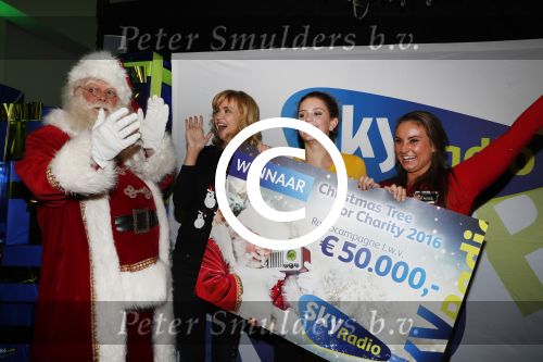 Amsterdam 7 december 2016
Sky radio Christmas tree event met oa Daphne en Emma Deckers Ronald de Boer Gers Pardoel Wilfred Genee Renate Verbaan en Bracha v Doesburgh. Fred v Leer en Manon Meijers zijn de jury. Marlayne Sahupala presenteert het geheel in het college hotel.