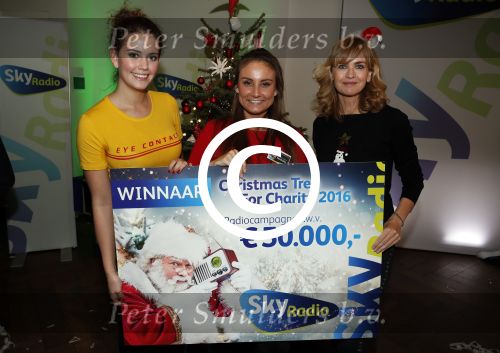 Amsterdam 7 december 2016
Sky radio Christmas tree event met oa Daphne en Emma Deckers Ronald de Boer Gers Pardoel Wilfred Genee Renate Verbaan en Bracha v Doesburgh. Fred v Leer en Manon Meijers zijn de jury. Marlayne Sahupala presenteert het geheel in het college hotel.