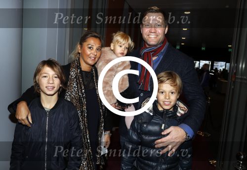 Amsterdam 26 november 2016
20 jaar studio 100 in het ziggodome met oa K3. Dennis v d Geest met vrouw en kinderen