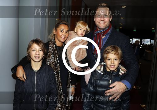 Amsterdam 26 november 2016
20 jaar studio 100 in het ziggodome met oa K3. Dennis v d Geest met vrouw en kinderen