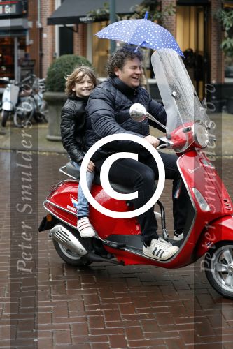 Amsterdam 23 november 201t6
Dirk Zeelenberg met zijn zoon onder paraplu op vespa scooter.