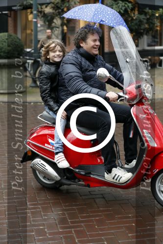 Amsterdam 23 november 201t6
Dirk Zeelenberg met zijn zoon onder paraplu op vespa scooter.
