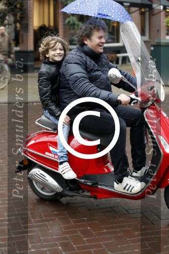 Amsterdam 23 november 201t6
Dirk Zeelenberg met zijn zoon onder paraplu op vespa scooter.