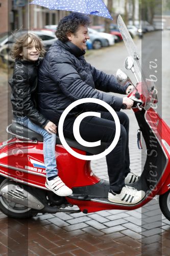 Amsterdam 23 november 201t6
Dirk Zeelenberg met zijn zoon onder paraplu op vespa scooter.