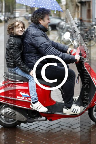 Amsterdam 23 november 201t6
Dirk Zeelenberg met zijn zoon onder paraplu op vespa scooter.