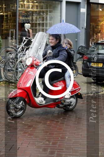 Amsterdam 23 november 201t6
Dirk Zeelenberg met zijn zoon onder paraplu op vespa scooter.