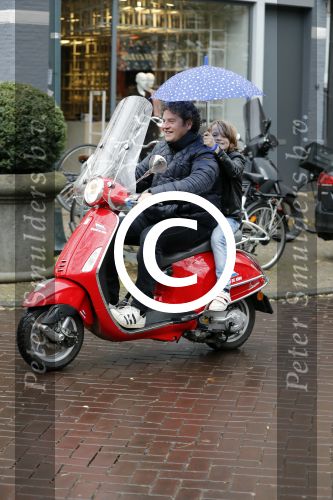 Amsterdam 23 november 201t6
Dirk Zeelenberg met zijn zoon onder paraplu op vespa scooter.
