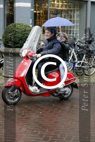 Amsterdam 23 november 201t6
Dirk Zeelenberg met zijn zoon onder paraplu op vespa scooter.