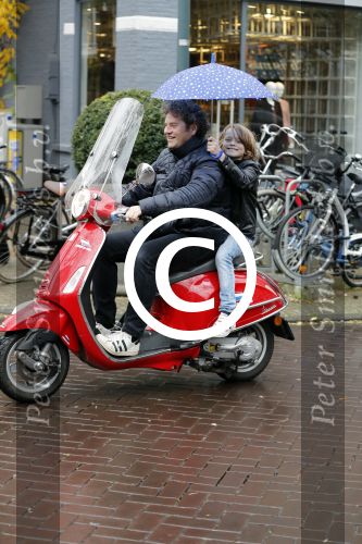 Amsterdam 23 november 201t6
Dirk Zeelenberg met zijn zoon onder paraplu op vespa scooter.