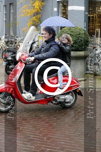 Amsterdam 23 november 201t6
Dirk Zeelenberg met zijn zoon onder paraplu op vespa scooter.