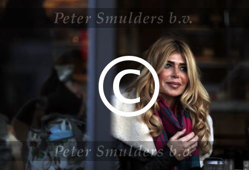Amsterdam 24 november 2016
Esteel Cruijff op terras in amsterdam zuid met kopje koffie en mobieltje
