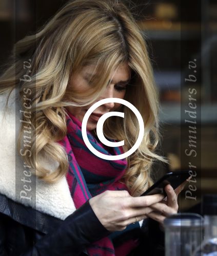 Amsterdam 24 november 2016
Esteel Cruijff op terras in amsterdam zuid met kopje koffie en mobieltje