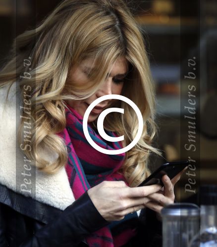 Amsterdam 24 november 2016
Esteel Cruijff op terras in amsterdam zuid met kopje koffie en mobieltje