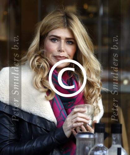 Amsterdam 24 november 2016
Esteel Cruijff op terras in amsterdam zuid met kopje koffie en mobieltje