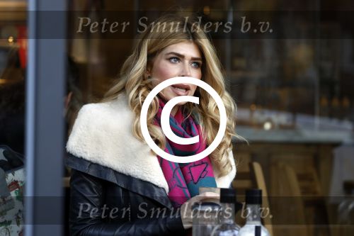Amsterdam 24 november 2016
Esteel Cruijff op terras in amsterdam zuid met kopje koffie en mobieltje