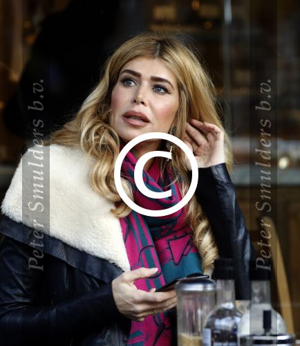 Amsterdam 24 november 2016
Esteel Cruijff op terras in amsterdam zuid met kopje koffie en mobieltje