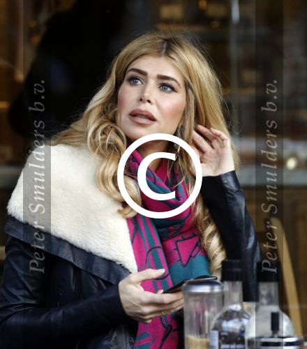 Amsterdam 24 november 2016
Esteel Cruijff op terras in amsterdam zuid met kopje koffie en mobieltje