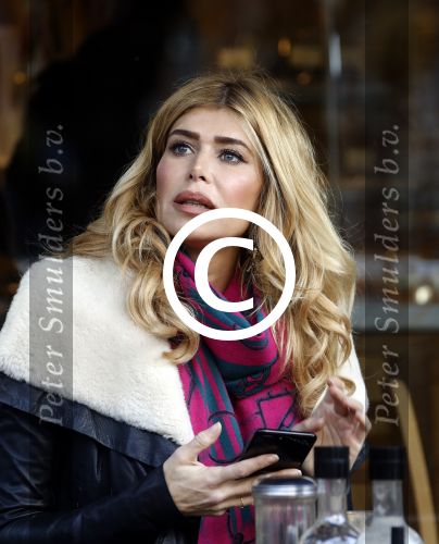 Amsterdam 24 november 2016
Esteel Cruijff op terras in amsterdam zuid met kopje koffie en mobieltje