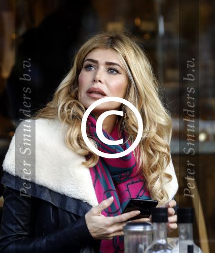 Amsterdam 24 november 2016
Esteel Cruijff op terras in amsterdam zuid met kopje koffie en mobieltje